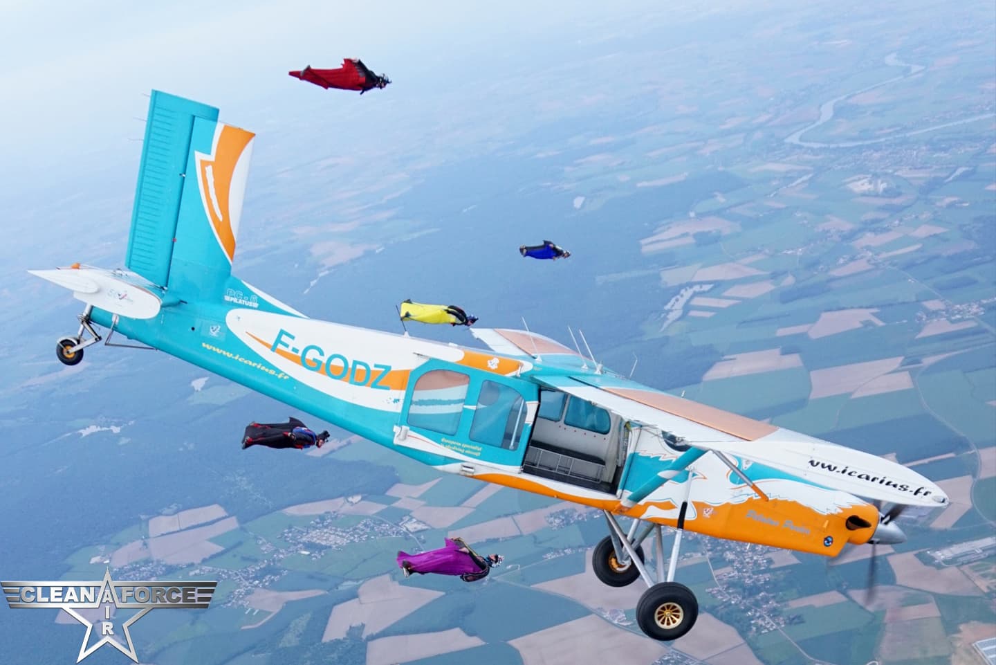 l'avion de largage des parachutistes vole avec les wingsuits dans le ciel de bourgogne franche comté