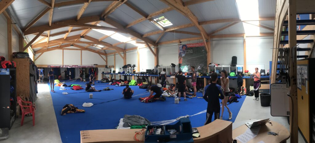 Salle de pratique et de pliage des parachutes dans le Centre Parachutisme71