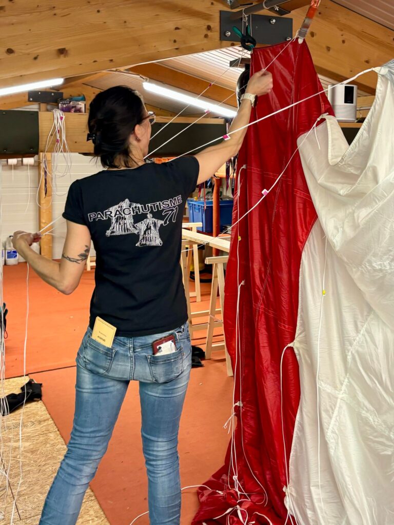 Atelier de pliage des voiles de parachute