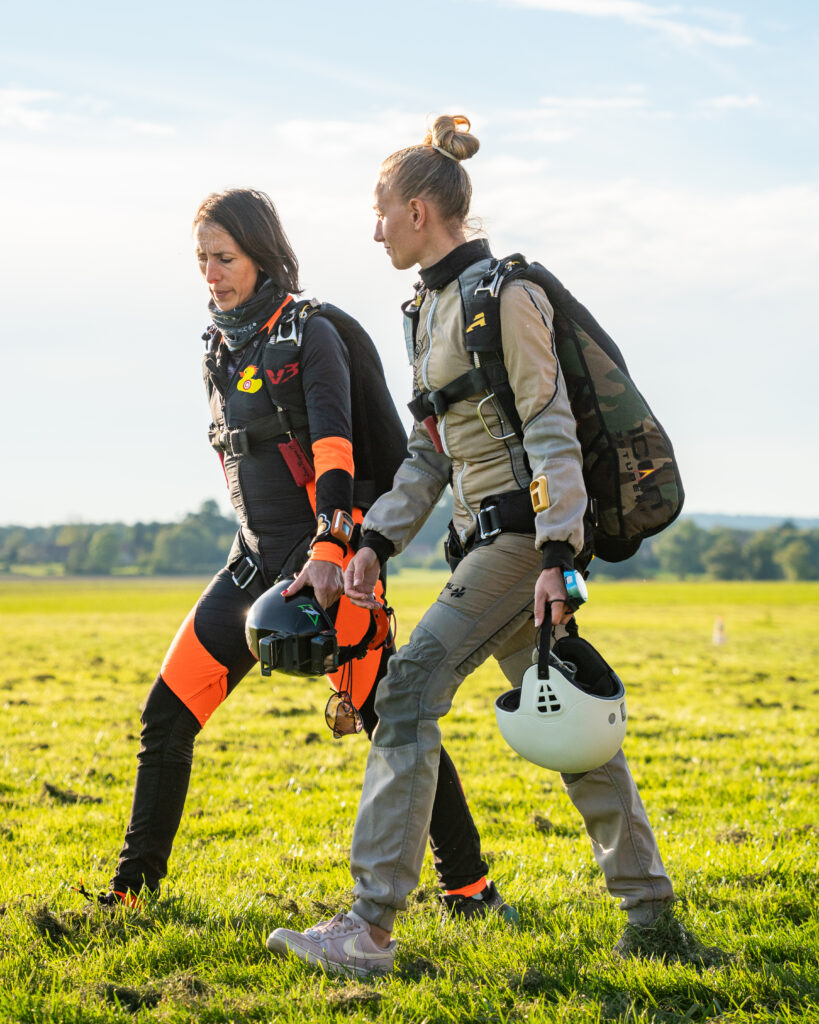 Julie Aimonetto, cadre de parachutisme 71, plieuse de parachutes de secours
