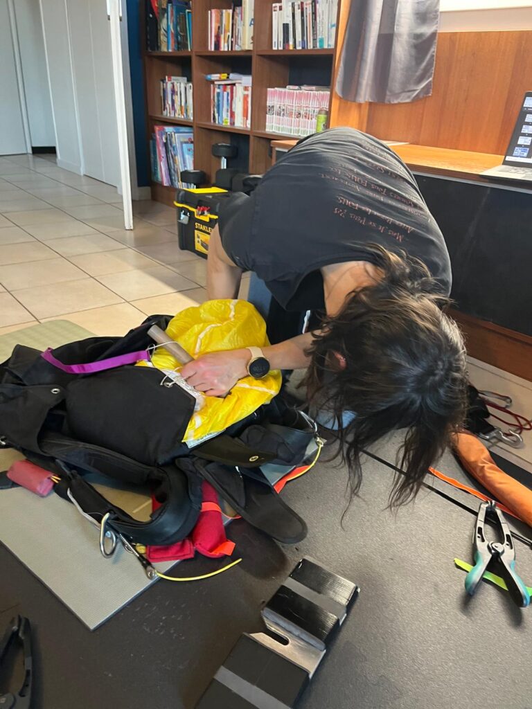 L'atelier Para71! Le pliage de parachute de secours par julie aimonetto
