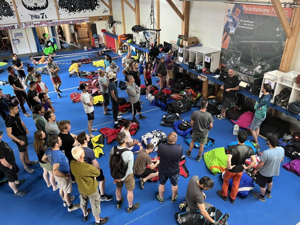 la salle de pliage des parachute - briefing général